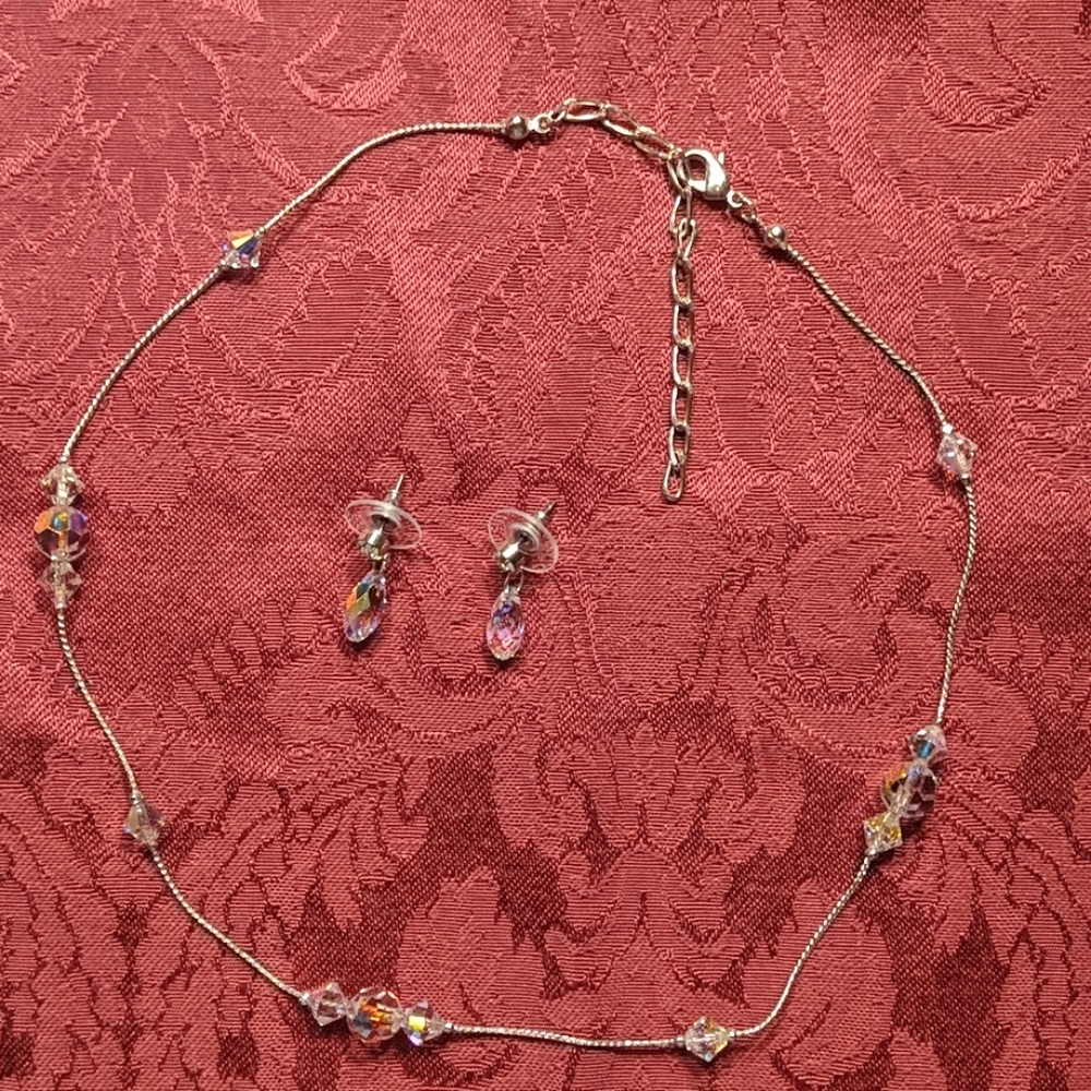 Gorgeous Silver and Crystal Necklace w/Earrings